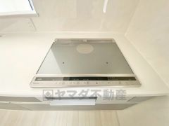 お手入れのしやすいIHクッキングヒーターです。3口コンロなので、効率よくお料理が楽しめます。毎日のお料理も楽しくなりますね＾＾