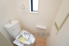 1階2階の2ヶ所にトイレがありますので、忙しい朝にも家族に気を使わず、ゆとりが生まれますね＾＾ 小窓付きで換気する時に便利です＾＾