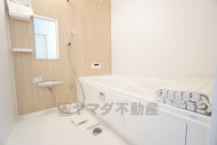 1日の疲れを癒すくつろぎのバスルーム。足を伸ばしてもゆったりと入れるサイズです。お子様と一緒にお風呂に入っても狭くないですね＾＾