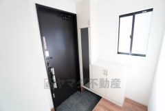 採光も考えられた明るい玄関です。靴が収納できるシューズボックス付きなので、靴がきれいに整頓できます。