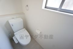 ウォシュレット付きトイレです。1階2階の2ヶ所にトイレがあるので、忙しい朝にもゆとりができますね＾＾