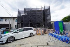 駐車スペースは並列4台分を確保。マイカー用に、お客さま用に、余裕を持ってご利用いただけます。