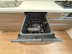炊事時間を大幅に短縮できる食器洗浄乾燥機付き＾＾食器を洗う手間が減るので家族とのコミュニケーションの時間や自分の時間が増えますね。