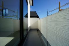 広々としたバルコニー。 天気のいい日にはお布団もまとめて干せそうですね＾＾