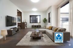 大きな掃き出し窓のあるリビングは、陽光あふれる明るい空間です。ゆったりと寛げる憩いの場となりそうです。家具はCGによるイメージ画像です。