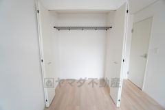 2階7.25帖洋室。洋室にはラック付きのクローゼットが設けられています。たっぷり収納できるので衣替えの心配もいりませんね＾＾