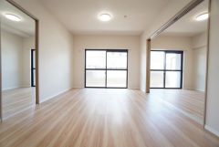 南向きの大きな窓のあるリビングは、陽光あふれる明るい空間です。あたたかい日差しを感じながら、ご家族みんなでゆったり寛げる憩いの場として過ごすことができます。
