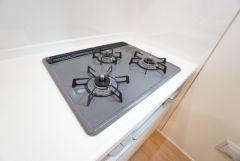3種類の料理が同時に調理できる、3口ガスコンロ。忙しい夕食の支度時間が短縮できて効率よくお料理が楽しめます。