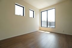 2面採光を確保した明るい室内は、風通しも良く、大変居心地の良い空間となっております。
