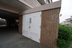 敷地内にしっかりと扉の閉まるゴミ置き場付き。ゴミ出しも楽々、ゴミが散らかる心配もないので便利です＾＾