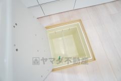 キッチンに床下収納があります。長期保存ができるもの、調理器具、防災グッズを入れておくのもいいですね。