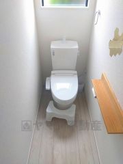 1階2階の2ヶ所にトイレがありますので、忙しい朝にも家族に気を使わず、ゆとりが生まれますね＾＾ 小窓付きで換気する時に便利です＾＾ 