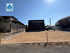 筑紫丘小学校まで徒歩8分。スーパーやコンビニなども近く周辺環境充実。快適でゆとりのある生活空間で新生活を始めましょう^^