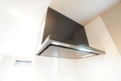 お手入れが簡単なスリム型レンジフードです。調理により発生する油煙や臭いを吸い込み、屋外へ排気してくれます。