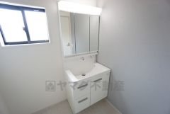 三面鏡裏収納付き洗面化粧台です＾＾ 歯磨きセットやスキンケア用品などの収納に便利ですね。