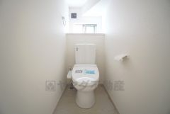 1階2階の2ヶ所にトイレがありますので、忙しい朝にも家族に気を使わず、ゆとりが生まれますね＾＾ 小窓付きで換気する時に便利です＾＾