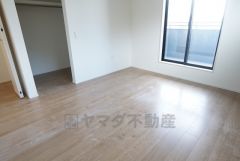 主寝室としてお使いいただけそうなこちらのお部屋は、日当たりが良く、爽やかな風を感じて起きる朝は、快適生活の始まりに。