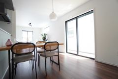 大きな掃き出し窓のあるリビングは、陽光あふれる明るい空間です。ゆったりと寛げる憩いの場となりそうです。