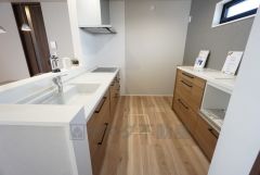 収納も、作業スペースも広々と設けられた使いやすいシステムキッチンです＾＾カウンタ ーキッチンなので、ご家族と会話をしながら楽しくお料理ができます＾＾キッチン後方にはカップボード付き＾＾