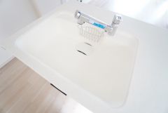 広々としたシンクには、洗剤やスポンジを収納出来るラック付き。広さも確保しているので、大きなお鍋も洗いやすいです。