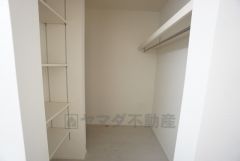 ファミリークローク付き＾＾ご家族の衣類や荷物をまとめて収納できます＾＾適切な場所に配置することで生活動線を短くし、家事効率も高まりますね＾＾ 