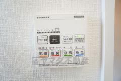 浴室暖房乾燥機には、暖房、乾燥、涼風、換気の4つの機能が付いています。タイマー付きです。換気・雨の日の洗濯も安心です＾＾