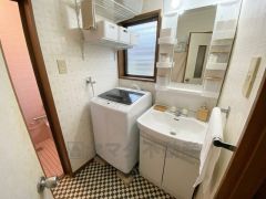 洗面脱衣室。 掲載画像は、見やすさ向上のため一部加工・補正を施している場合があります。現地の状況や実際の仕様と異なる場合は、現況を優先させていただきます。 