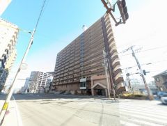 前面道路。スーパー、コンビニ、ドラッグストアまで徒歩約6分圏内＾＾周辺環境充実です＾＾