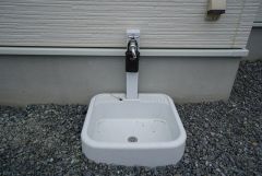 お庭に外水栓付き。庭掃除や植物への水やり、お子様用のプールなど大活躍すること間違いなし。ペットを飼われているご家族様にもオススメです＾＾
