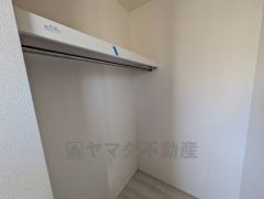 主寝室のウォークインクローゼット＾＾ハンガーパイプ付きのウォークインクローゼットが設けられています。たっぷり収納できるので衣替えの心配もいりませんね＾＾