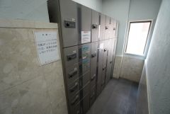 宅配ボックス付き。お仕事中や外出中などの不在時にも荷物が受け取れるのはとっても便利ですね＾＾セキュリティ面でも安心です＾＾ 
