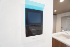 防犯性、セキュリティ対策に安心できるテレビモニター付きインターフォンです。セールスマン対策にもなり安心できます。