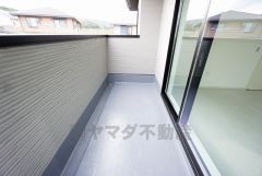 陽当たりの良いバルコニーです。お洗濯やお布団干しはもちろん、日光浴スペースにも＾＾足元は防水工事施工済です。