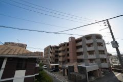 目の前に日差しを遮る建物がないので、日当たり＆風通し良好です＾＾心地よい自然の光や風を感じることができ、ほどよく開放感のある空間がつくれます。