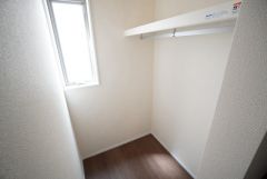 便利な洗面室収納。散らかりがちなバスタオルや清掃用品、化粧品や予備のシャンプー等もきれいに整頓できますね。