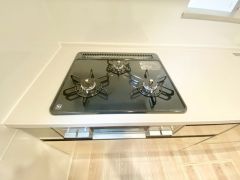 3種類の料理が同時に調理できる、3口ガスコンロ。忙しい夕食の支度時間が短縮できて効率よくお料理が楽しめます。