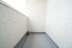南側に面したバルコニーは日当たり良好です。お洗濯物も気持ちよく干せそうです。日光浴をしたり、星を眺めたりも良いですね^^