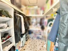 寝室にはハンガーパイプ付きのウォークインクローゼットが設けられています。たっぷり収納できるので衣替えの心配もいりませんね＾＾ 