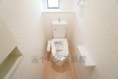 1階2階の2ヶ所にトイレがありますので、忙しい朝にも家族に気を使わず、ゆとりが生まれますね＾＾ 小窓付きで換気する時に便利です＾＾ 