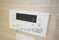 浴室内の給湯器リモコン。一日の疲れを癒す快適なバスタイムを＾＾