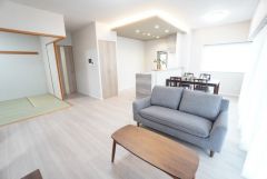 家族が集まる開放的なリビング。約17.7帖の大空間で毎日のお食事が楽しみです。思い思いの時間を過ごしたり、家族みんなで食事をしたり、素敵な団らんの場になりますね＾＾