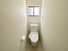1階2階の2ヶ所にトイレがありますので、忙しい朝にも家族に気を使わず、ゆとりが生まれますね＾＾ 小窓付きで換気する時に便利です＾＾