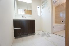 湿気がこもりやすい洗面脱衣所には小窓を設置。換気にも採光にも重宝しそうですね＾＾