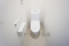 ウォシュレット付トイレです。1階2階の2ヶ所にトイレがあるので、忙しい朝にもゆとりができますね。