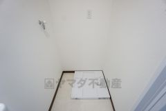 洗面台、洗濯機置き場、バスルームが連なっている、生活導線の考えられた作りになっています。