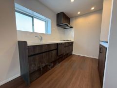 収納も、作業スペースも広々と設けられた使いやすいシステムキッチンです＾＾リビングやダイニングでの寛ぎを邪魔しない仕様です＾＾生活感が出にくいので急な来客にも困りませんね＾＾ 