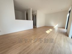 窓から光が差し込む明るいダイニングです＾＾