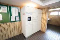 宅配ボックス付き。お仕事中や外出中などの不在時にも荷物が受け取れるのはとっても便利ですね＾＾セキュリティ面でも安心です＾＾