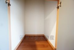 2階の廊下にも収納を確保。各居室に入りきれなかった荷物や、2階で使用する日用品のストック置き場に便利です。