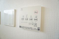 浴室暖房乾燥機には、暖房、乾燥、涼風、換気の4つの機能が付いています。タイマー付きです。換気・雨の日の洗濯も安心です＾＾